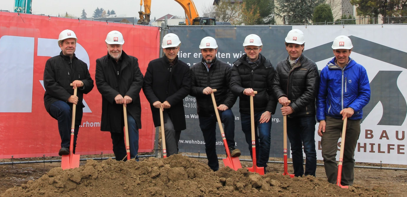 Schaffen gemeinsam neuen, leistbaren Wohnraum in der Feldkircher Heldenstraße (v. l. n. r.): Erich Mayer (WSH), Josef Mähr (Ortsvorsteher Feldkirch Altenstadt), Thomas Schöpf (WSH), Harald Hutter (Rhomberg Bau), Daniel Chronst (Architekt), Dieter Vetter (Architekt), Josef Jenny (WSH). Schaffen gemeinsam neuen, leistbaren Wohnraum in der Feldkircher Heldenstraße (v. l. n. r.): Erich Mayer (WSH), Josef Mähr (Ortsvorsteher Feldkirch Altenstadt), Thomas Schöpf (WSH), Harald Hutter (Rhomberg Bau), Daniel Chronst (Architekt), Dieter Vetter (Architekt), Josef Jenny (WSH).